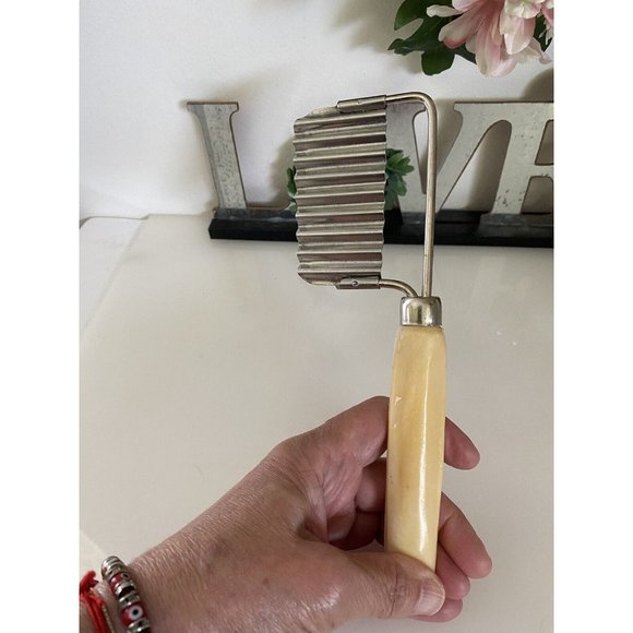 Vintage Vegetable Crinkle Cutter Potato Cheese Slicer Beige Plastic Handle EUC - Picture 3 of 16